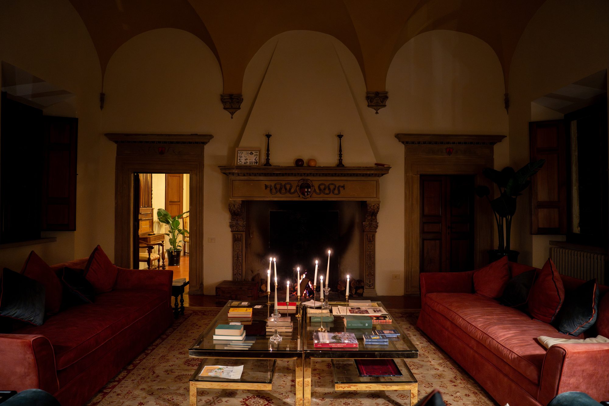 La sala di Volte Alte d'inverno, con il camino acceso e le candele sul tavolo