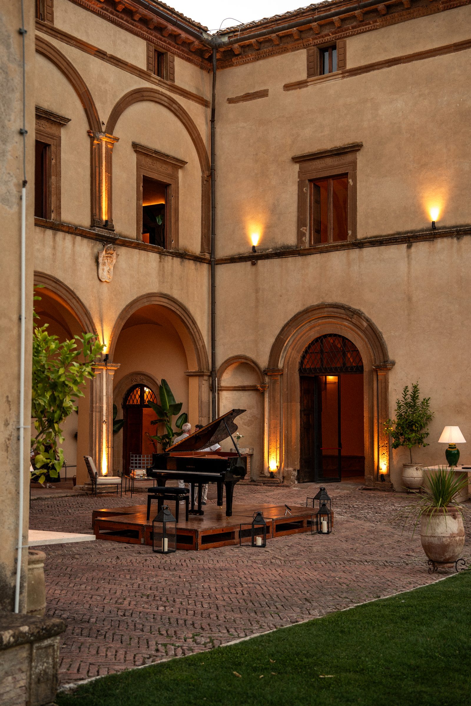 Un pianoforte a coda nel cortile di Volte Alte, sotto gli archi, prima del concerto