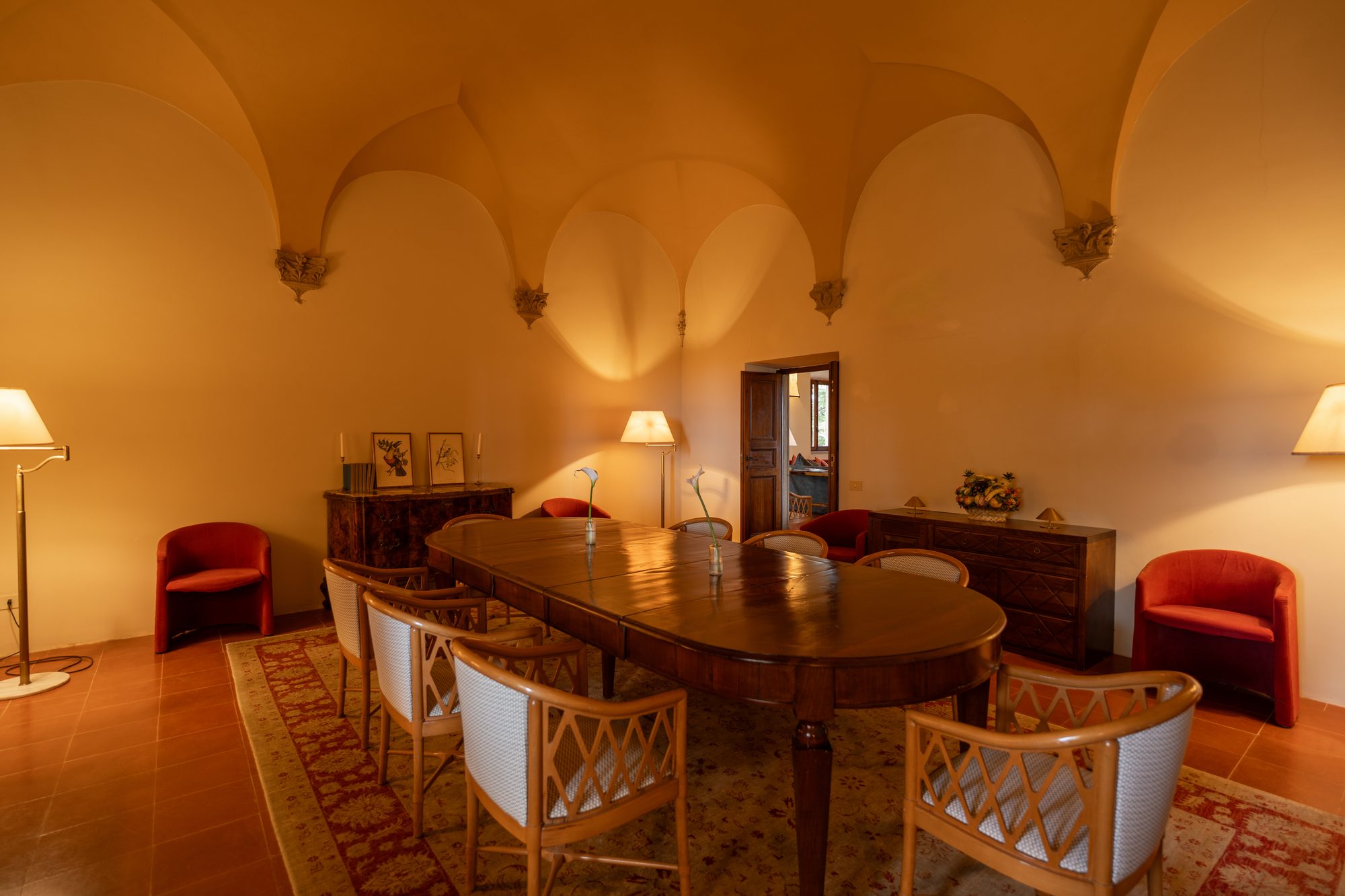 Una sala del primo piano di Volte Alte con il tavolo lungo e le sedie di rattan