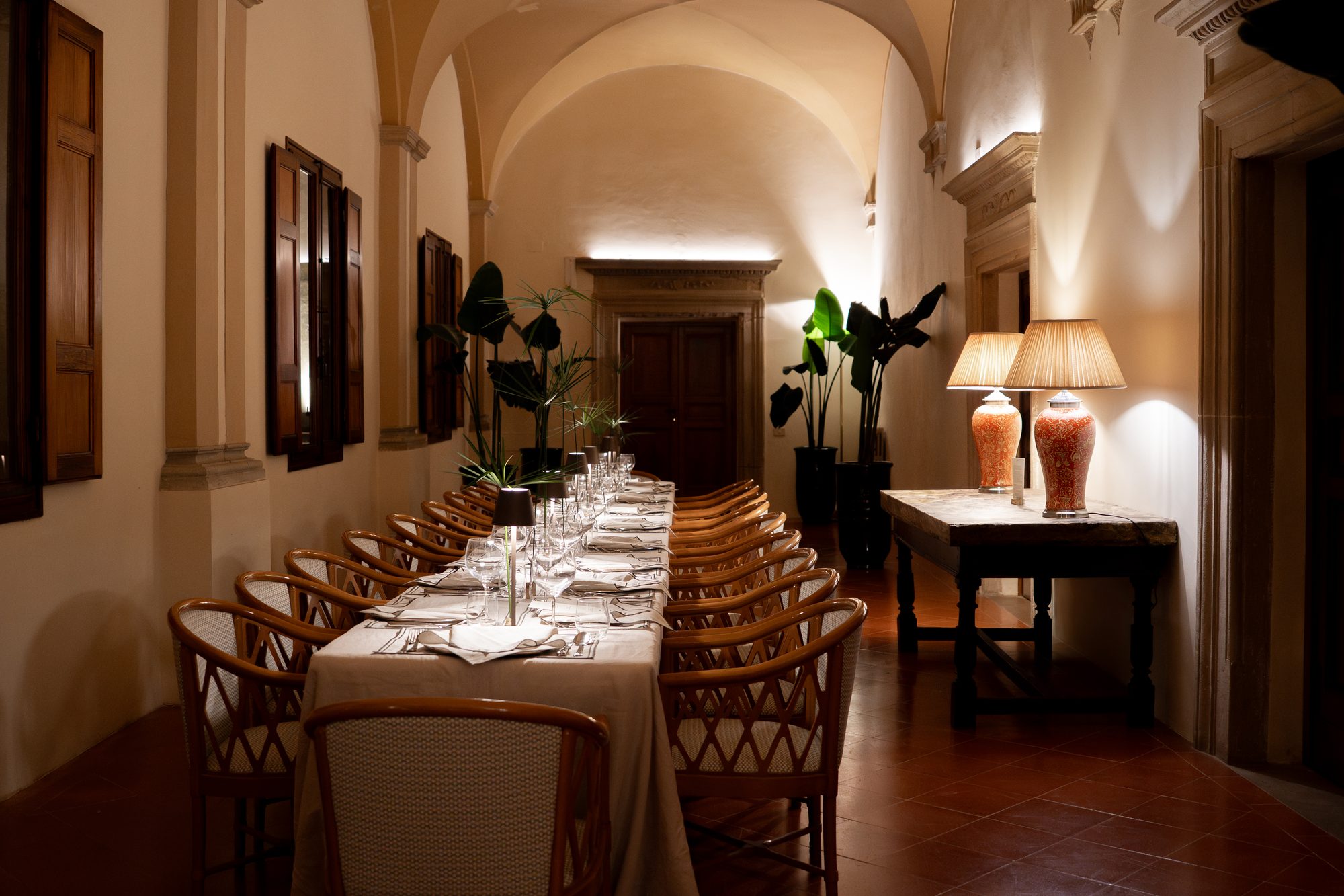 La galleria del primo piano di Volte Alte apparecchiata per una lunga cena